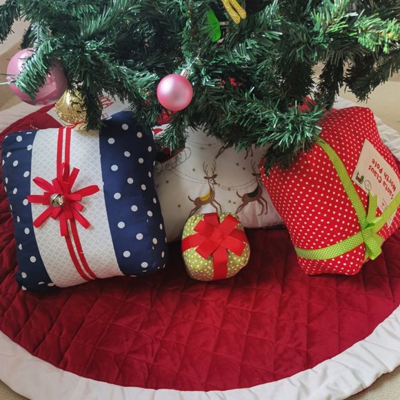 New-Red Velvet Quilted Christmas Tree Skirt--Ivory Cuff - Picture 4 of 6